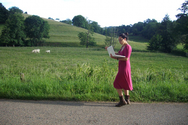 Jeanne Landry-Belleau (Québec)<br>
Artiste | Graphiste | Humaniste vivant à Québec.<br>
Elle est issue du milieu des arts et de la technoculture. En 2010, elle termine une maîtrise en arts (concentration nouveaux médias). Son mémoire traite du Réseau Vivant, des icônes et de l'humanisme. Elle développe et présente ses recherches en Corée du Sud (Haslla Art World, Gangneung), au Japon (ift, project room, Osaka) et en France (Briant) dans le cadre du programme «Géographies Variables». Le réseau humain, les valeurs et les différences culturelles la fascinent et sont les thèmes au coeur de ses réalisations Web (Chrysalide Humaine, Iconologia Web et Webographia) ainsi que de sa plus récente installation interactive (FRAGMENT).