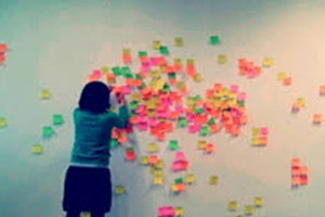 Kom.post (Paris-Berlin)<br>
Kom.post est un collectif interdisciplinaire, créé en janvier 2009 à Berlin, ce collectif s'est toujours pensé comme un processus de créations répétées, non orienté par une fin productive unique, et devant sans cesse repenser ses formats et outils en regard des contextes (géographiques, sociétaux, politiques) dans lesquels il intervient.<br>
 Allant de l'installation in situ, aux dispositifs alliant débat et performances, en passant par des propositions dramaturgiques multimédia ou diverses oeuvres conversationnelles…. Chaque réalisation semble nourrir la suivante, moins sous la logique d'un progrès continu et homogène que sous celle de la perturbation interne qui, rejouée en chaque point, sait donner à l'ensemble l'énergie d'une composition-recomposition permanente. Engageant dans un processus de création pluridisciplinaire un ensemble d'artistes et théoriciens, ce groupe de recherche entend complexifier la tendance contemporaine du « tout participatif » en interrogeant et bouleversant sans cesse la triade réception/contribution/création pour la rendre à son potentiel de pluralisation des voix, caractéristique de l'expérience artistique. Cette attention permanente portée à ce qui fait, aujourd'hui, l'activité du spectateur et sa part dans la création contemporaine, déplace kom.post sur le terrain des nouvelles formes de réception, des nouveaux médias comme des pratiques détournées de médiation.<br>
Ainsi, à travers plusieurs projets de recherche mêlant pratique et théorie, (Fabrique du commun, Speech, Radio kom.post, sonospheres, autour de la table…) Kom.post invente des dispositifs artistiques faisant appel à l'intelligence collective et à la capacité collaborative de s'emparer, ensemble et singulièrement, de ce que l'on peut à juste titre nommer l'espace public et de donner ainsi corps à ce que pourrait être, au delà du paradigme et du constat généralisé de La Crise contemporaine, une communauté politique.<br>
http://kompost.me